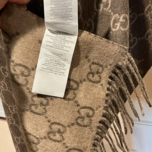 ❤️🔥CLEARANCE❤️🔥 NWT Gucci Dark Brown GG Patterned Cashmere Shawl, 45x190 cm - Picture 6 of 9